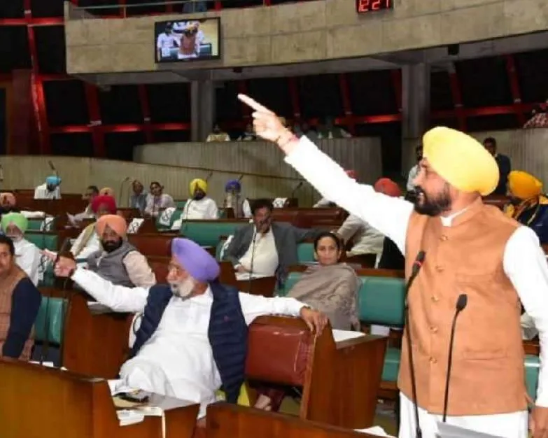 पंजाब विधानसभा में हंगामा, मुख्यमंत्री चन्नी की टिप्पणी को लेकर कांग्रेस और शिअद के सदस्यों के बीच तीखी नोकझोंक