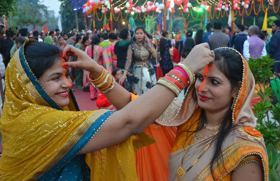 बरेली: डूबते सूर्य को छठ व्रतियों ने अर्घ्य देकर की सुख समृद्धि की कामना