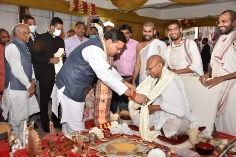 हरिद्वार: जैनाचार्य से मिले मुख्यमंत्री धामी, 17 दिनों से मौन साधना में थे लीन