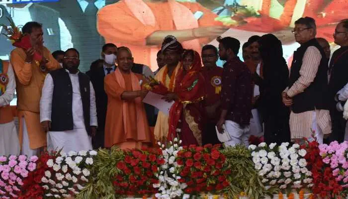 श्रमिकों के पसीने से रखी गई है राष्ट्र की आधारशिला : सीएम योगी