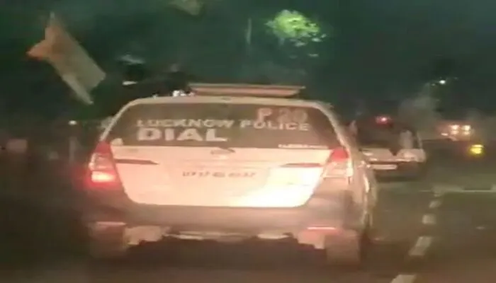 डायल 100 की इनोवा ने सपा झंडे संग भरे फर्राटे, ‘अखिलेश भैया जिंदाबाद’ के लगाए नारे