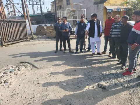 हल्द्वानी: गड्ढों से परेशान व्यापारियों ने मुख्यमंत्री को भिजवाए फोटो