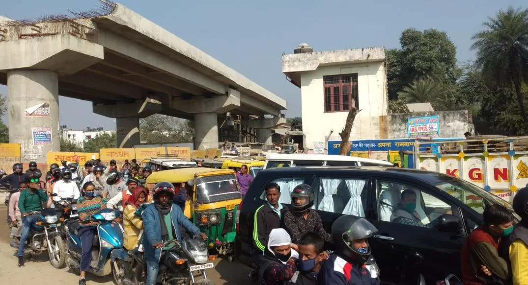बरेली: श्रद्धालुओं की भीड़ से लगे जाम में डीएम की कार भी फंसी