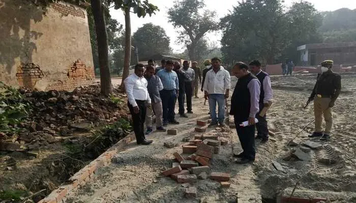 अयोध्या: जिलाधिकारी ने इंटरलॉकिंग खुदवाकर जांची गिट्टी, जेई-एई का रोका वेतन