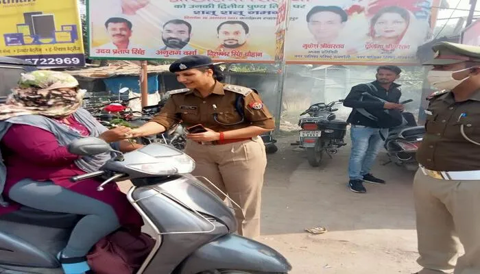रायबरेली: गांधीगिरी से वाहन चालकों को पुलिस ने समझाया यातायात का नियम