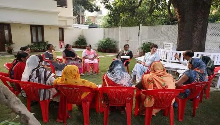 लखनऊ: शाहजहांपुर की आशा कार्यकर्ताओं ने प्रियंका गांधी से की मुलाकात, कही अपनी बात
