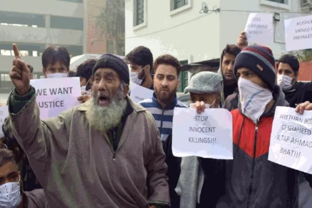 हैदरपोरा मुठभेड़ में मारे गए दो नागरिकों के शवों को सुपुर्द-ए-खाक किया गया