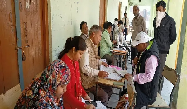 पुनरीक्षण अभियान के अंतर्गत बूथों पर पहुंचे बीएलओ और वोटर, अधिकारियों ने किया निरीक्षण