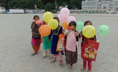 नैनीताल: बाल दिवस पर सड़क पर भटकने को मजबूर बचपन