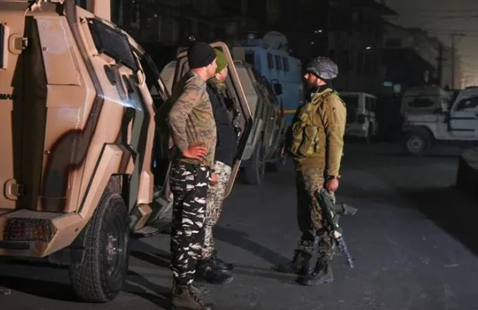 जम्मू कश्मीर के हैदरपुरा में हुई मुठभेड़ में घायल चिकित्सक की मौत