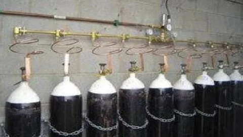 गरमपानी: अस्पतालों में हवा में लटका ऑक्सीजन लाइन बिछाने का कार्य