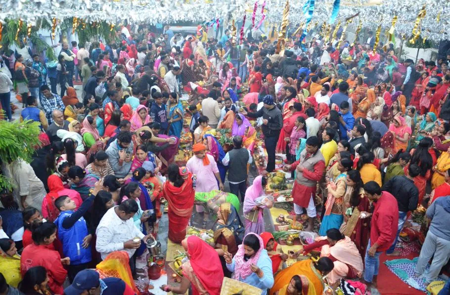 बरेली: उगते सूर्य को अर्घ्य देकर छठ व्रतियों ने खोला निर्जला व्रत