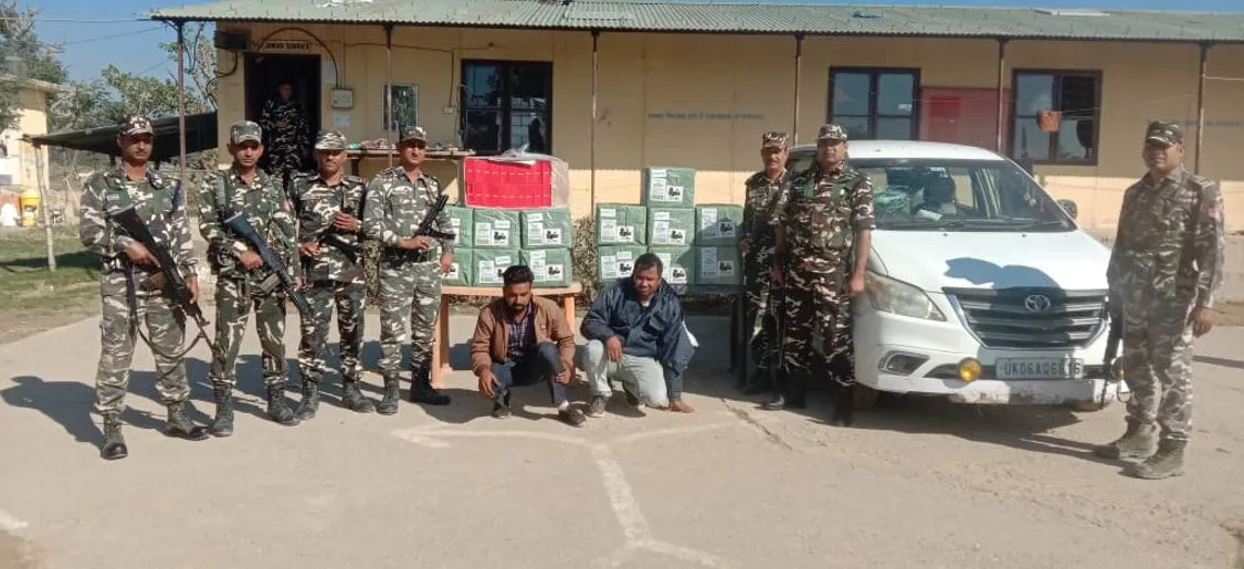 पीलीभीत: नेपाल सीमा पर चाइनीज मोबाइल समेत दो तस्कर पकड़े