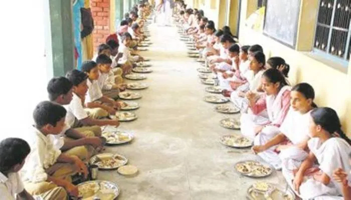 हरदोई: एमडीएम में कीड़ा देख स्कूली बच्चों ने फेंका खाना, जानें पूरा मामला…