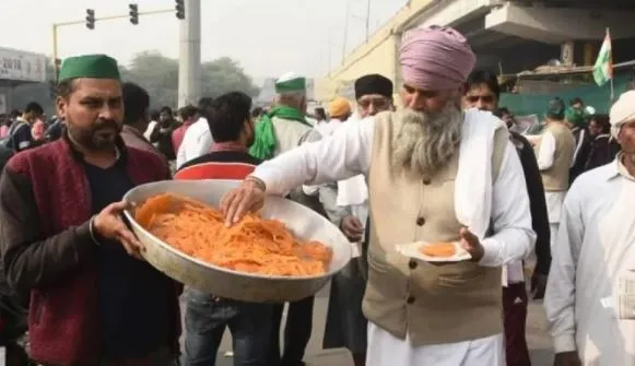 तीन कृषि कानून: किसानों के प्रदर्शन स्थलों पर खुशी का माहौल, बांटी गईं मिठाइयां