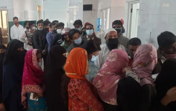 मुरादाबाद: राशन नहीं मिला तो कोविड टीकाकरण के लिए लाइन में लगे…