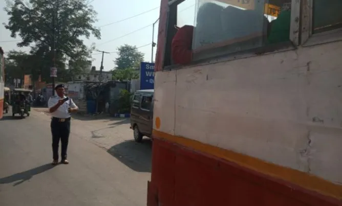 रामपुर: यातायात माह में पुलिस ने बसों का काटा चालान