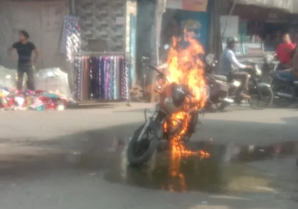 मुरादाबाद: टाउनहाल चौराहे पर खड़ी बाइक में अचानक लगी आग