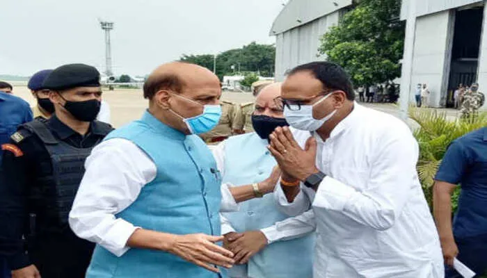 रक्षा मंत्री तीन दिवसीय दौरे पर पहुंचे लखनऊ, डिफेंस इंडस्ट्रियल कॉरिडोर परियोजना को देंगे गति