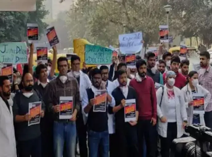 नीट-पीजी काउंसलिंग में देरी के विरोध में प्रदर्शन में शामिल हुए असम के जूनियर डॉक्टर