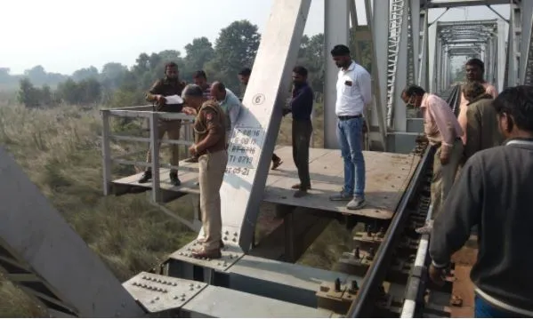 पीलीभीत: बरेली रेलखंड पर लटका मिला युवक का शव, सीमा विवाद में उलझी पुलिस