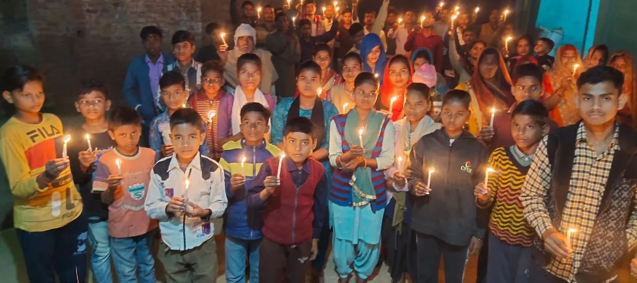 पीलीभीत: दरिंदों को फांसी दो…कैंडल मार्च निकालकर दी श्रद्धांजलि