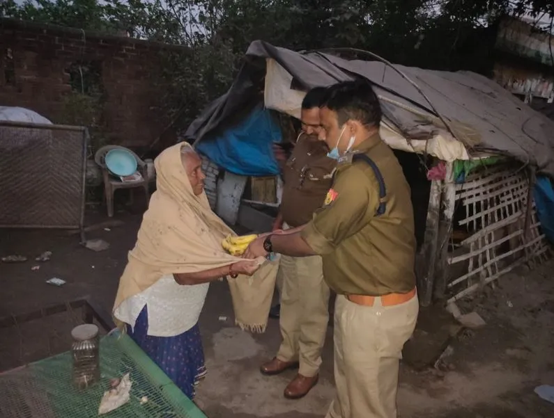 पीलीभीत: …ताकि फीकी न रह जाएं दिवाली की खुशियां, पुलिस ने जरूरतमंंदों की मदद की