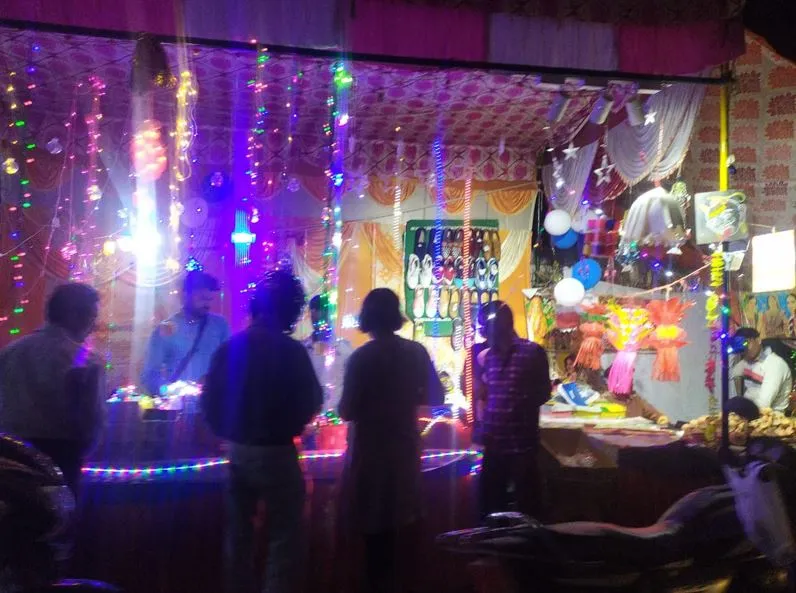 पीलीभीत: छोटी दिवाली पर जगमगाए घर-आंगन और बाजार
