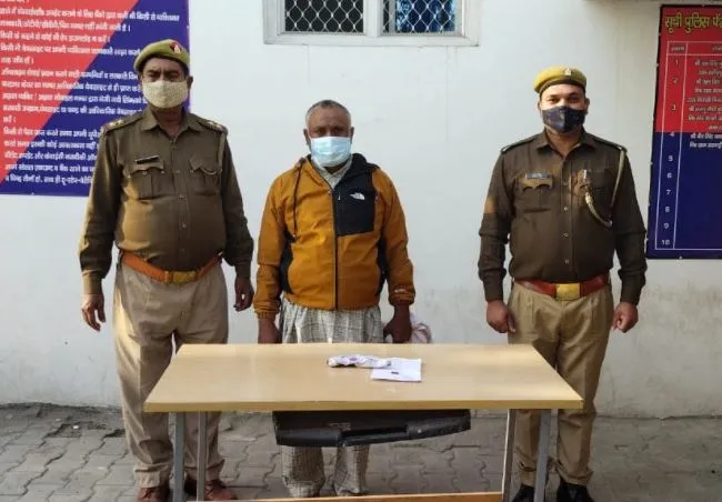 रामपुर: लूटपाट और जानलेवा हमला करने वाले इनामी बदमाश को पुलिस ने पकड़ा