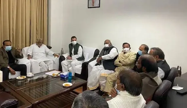 12 सांसदों का निलंबन मामला: सासंदों ने कहा- नहीं मांगेंगे माफी, विपक्षी दलों की बैठक जारी