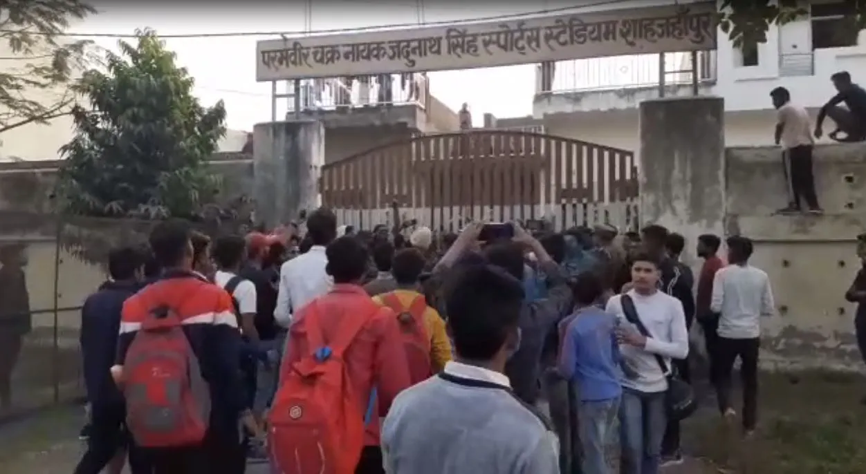शाहजहांपुर: सांसद खेल स्पर्धा के पुरस्कार वितरण में खिलाड़ियों का जमकर हंगामा