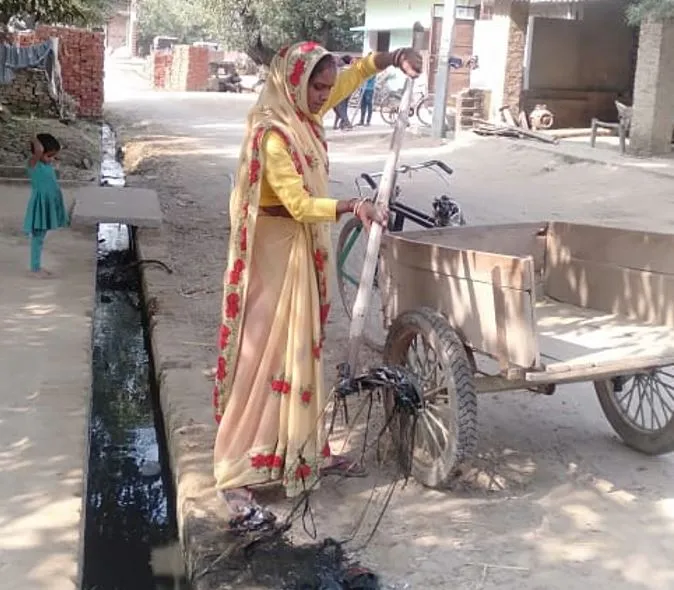 शाहजहांपुर: निर्वाचन कार्यालय में लगा दी सफाई कर्मी की ड्यूटी, महिला प्रधान लगा रही झाड़ू