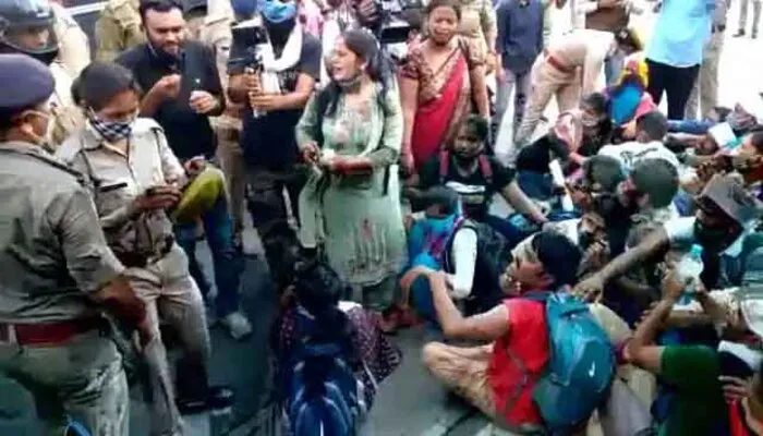 69000 शिक्षक भर्ती: प्रदेश सरकार पर आरक्षण घोटाले का आरोप लगाते हुए मायावती आवास पहुंचे अभ्यर्थी