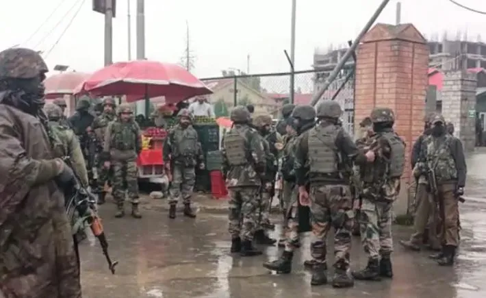 श्रीनगर के अस्पताल में आतंकवादियों और सुरक्षाबलों के बीच मुठभेड़