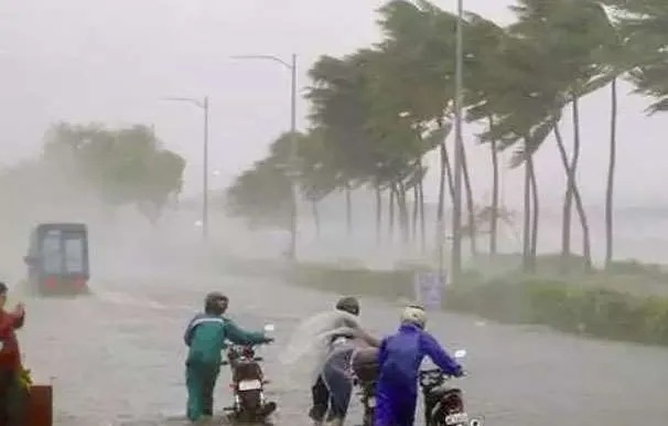 तमिलनाडु में बारिश जारी, अगले 24 घंटे में कम दबाव का क्षेत्र बनने की आशंका, 10-11 नवंबर को भारी बारिश की चेतावनी
