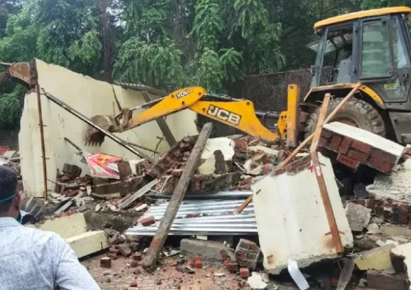 ठाणे में परियोजना प्रभावित लोगों के अस्थायी घरों पर गैरकानूनी कब्जा, निगम ने किया सील