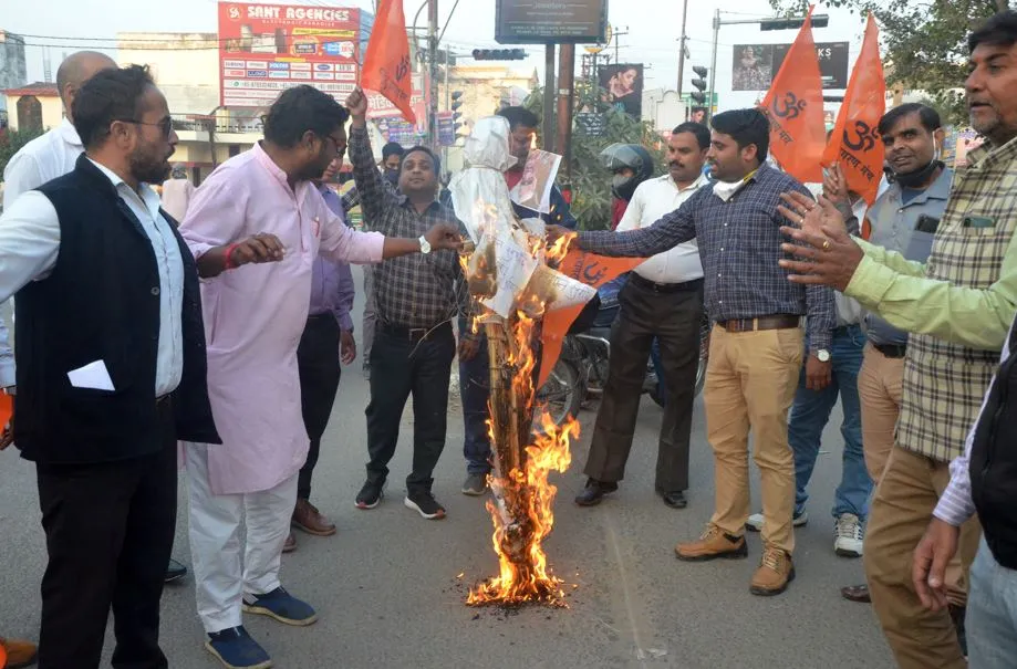 बरेली: सलमान खुर्शीद का पुतला फूंक शहीद चौक पर किया प्रदर्शन
