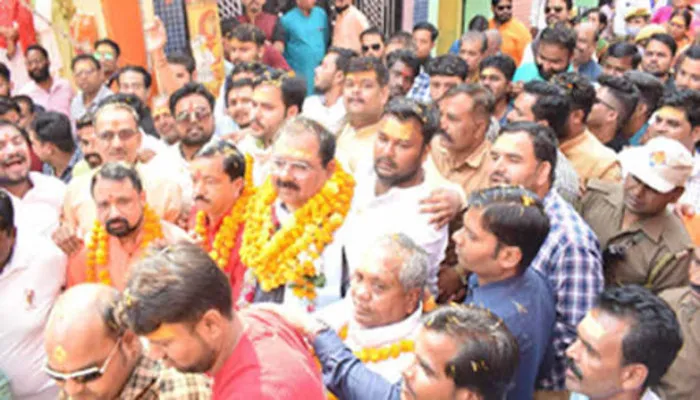 झांसी के लगभग 300 साल पुराने लक्ष्मी मंदिर की ओर उमड़ा जनसैलाब