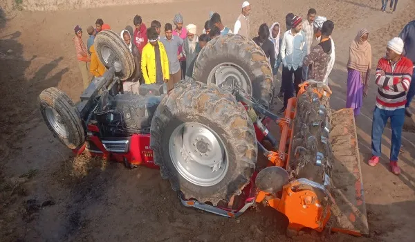 बिजनौर : ट्रैक्टर पलटा, चालक की दबकर मौत