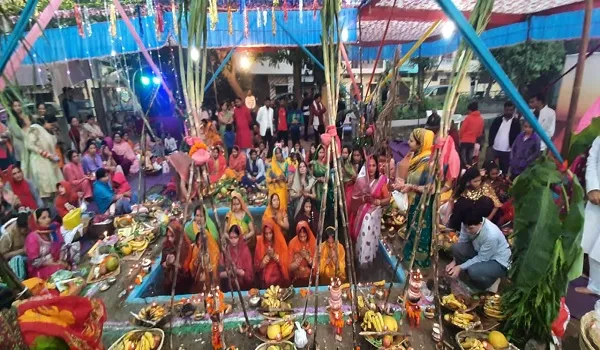 मुरादाबाद : उदयगामी सूर्य को व्रती महिलाओं ने दिया अर्घ्य