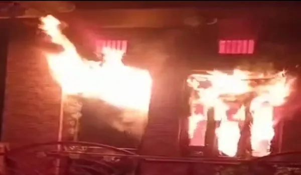 अमरोहा : लाखों की चोरी को अंजाम देकर घर में लगाई आग, मचा कोहराम