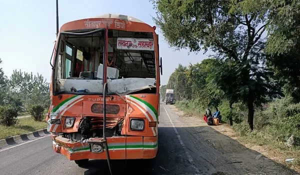 मुरादाबाद : ट्रक में घुसी रोडवेज बस, 10 घायल