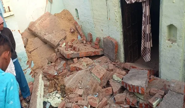 रामपुर : अनवा गांव में लिंटर गिरने से तीन भाई-बहन दबे, एक की मौत