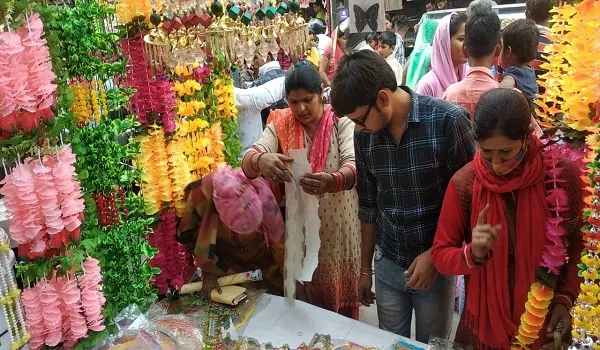 अमरोहा :  धनतेरस पर बाजार में हुई खरीदारी, पुलिस ने ई-रिक्शा पर लगाई नो एंट्री
