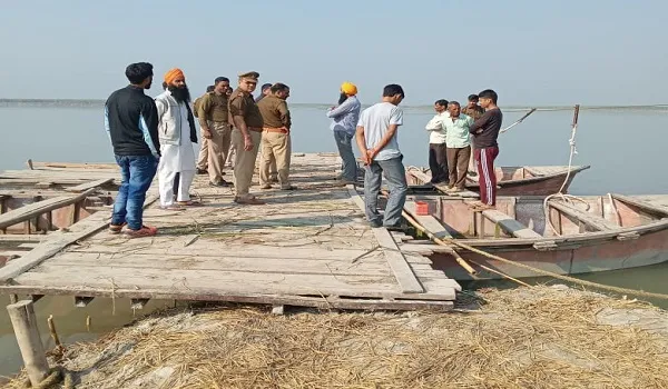बिजनौर : गंगा के तेज बहाव में नाव पलटी, रेस्क्यू कर 15 को सुरक्षित निकाला