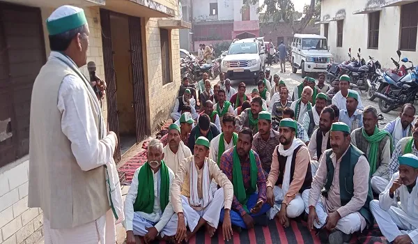 संभल : धांधली का आरोप लगाते हुए अनिश्चितकालीन धरने पर बैठे किसान