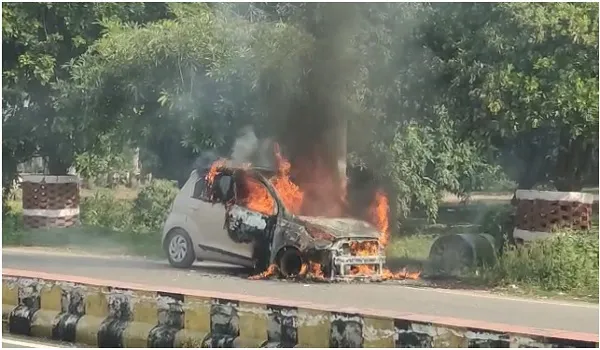 अमरोहा : चलती कार बनी आग का गोला, चालक ने कूदकर बचाई जान
