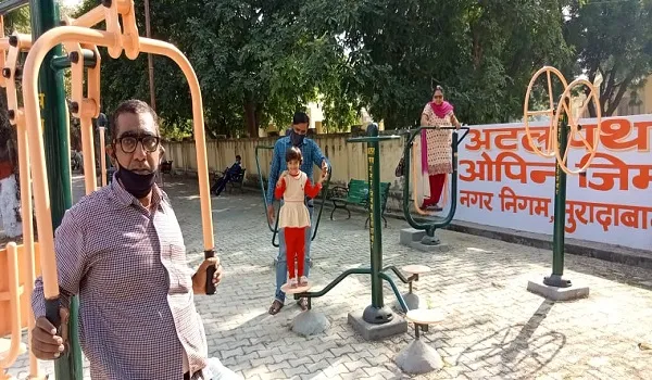 मुरादाबाद : अटल पथ पर ओपन जिम में सेहत बना रहे लोग