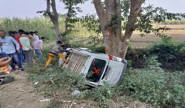 बिजनौर : स्टेयरिंग फेल होने से वैन पलटी, 7 लोग घायल