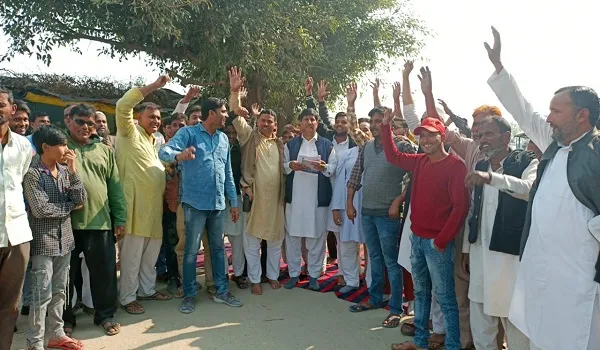 रामपुर : लालपुर पुल निर्माण को लेकर ग्रामीणों का धरना प्रदर्शन